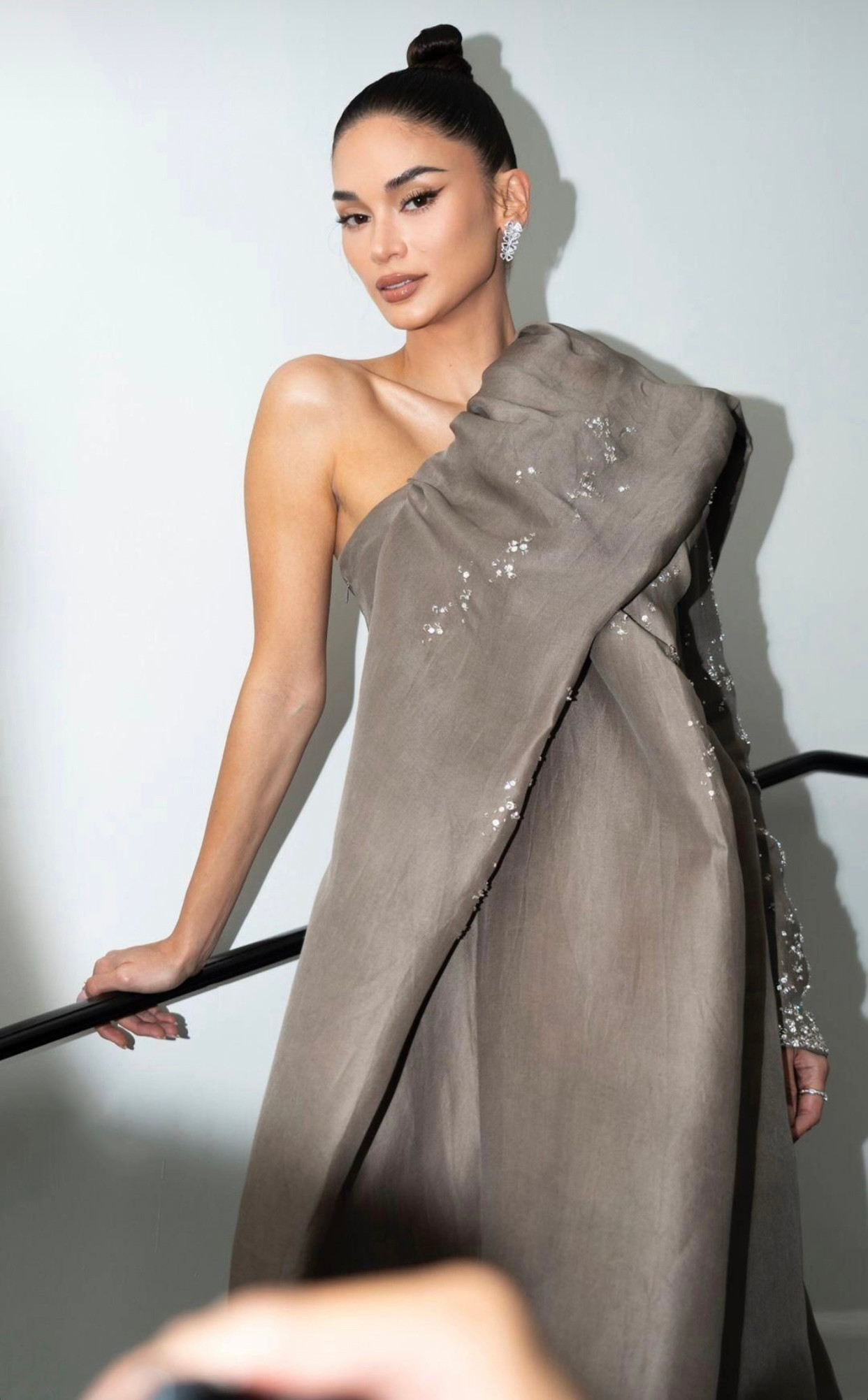 Pia Wurtzbach có sự chuẩn bị kỹ càng, chuyên nghiệp cho lần xuất hiện của mình. Cô thử đồ và chụp ảnh tại khách sạn trước khi đi thảm đỏ.