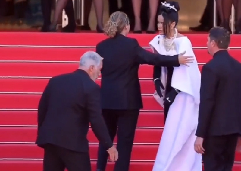 Massiel Taveras tranh cãi với nhân viên trên thảm đỏ Cannes. Massiel Taveras tranh cãi với nhân viên trên thảm đỏ Cannes.