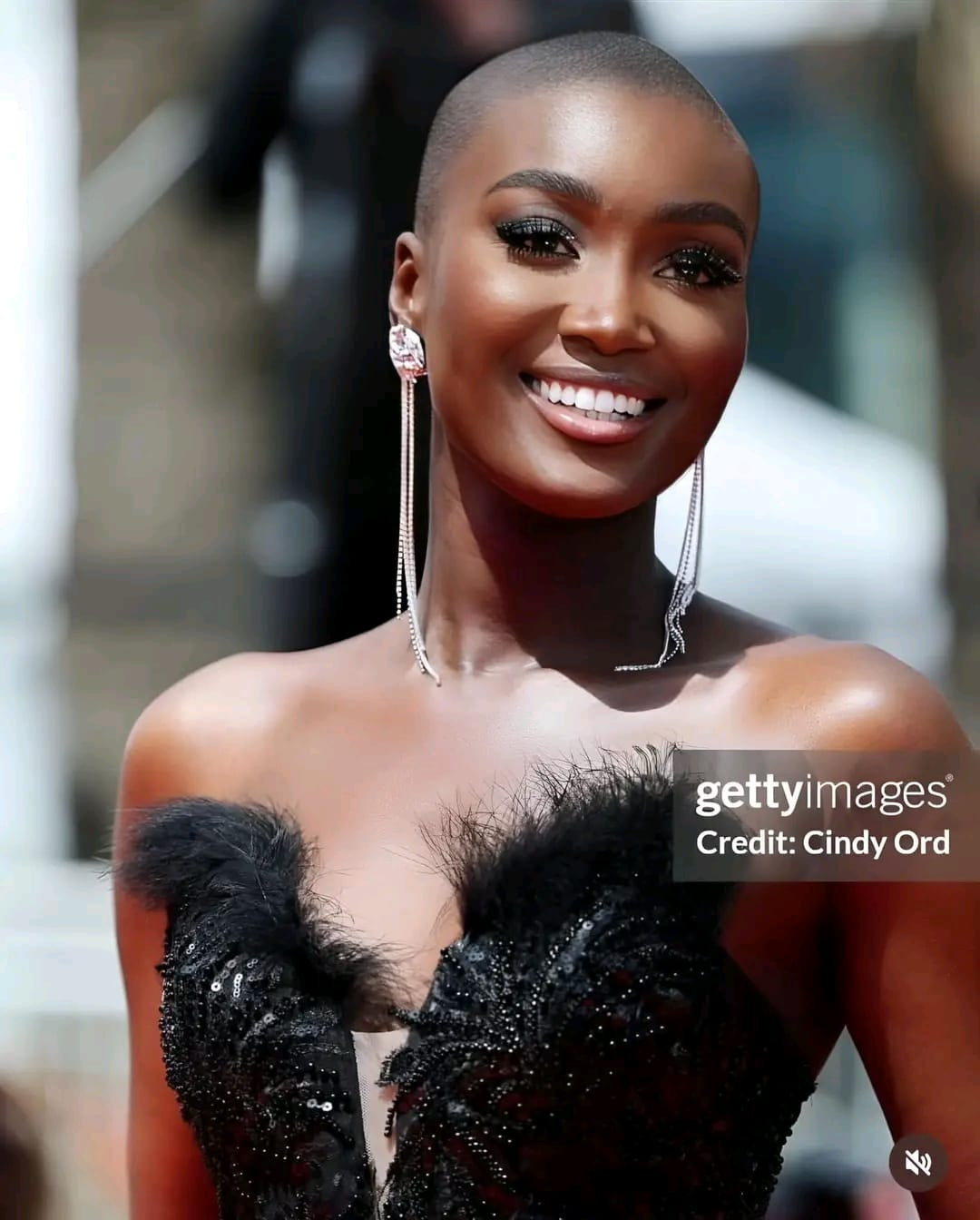 Hoa hậu Hòa bình Pháp 2024 Safiétou Kabengele cũng có màn xuất hiện ấn tượng tại Cannes năm nay. Cô gây chú ý với kiểu đầu trọc cá tính và bộ váy đen cúp ngực quyến rũ.