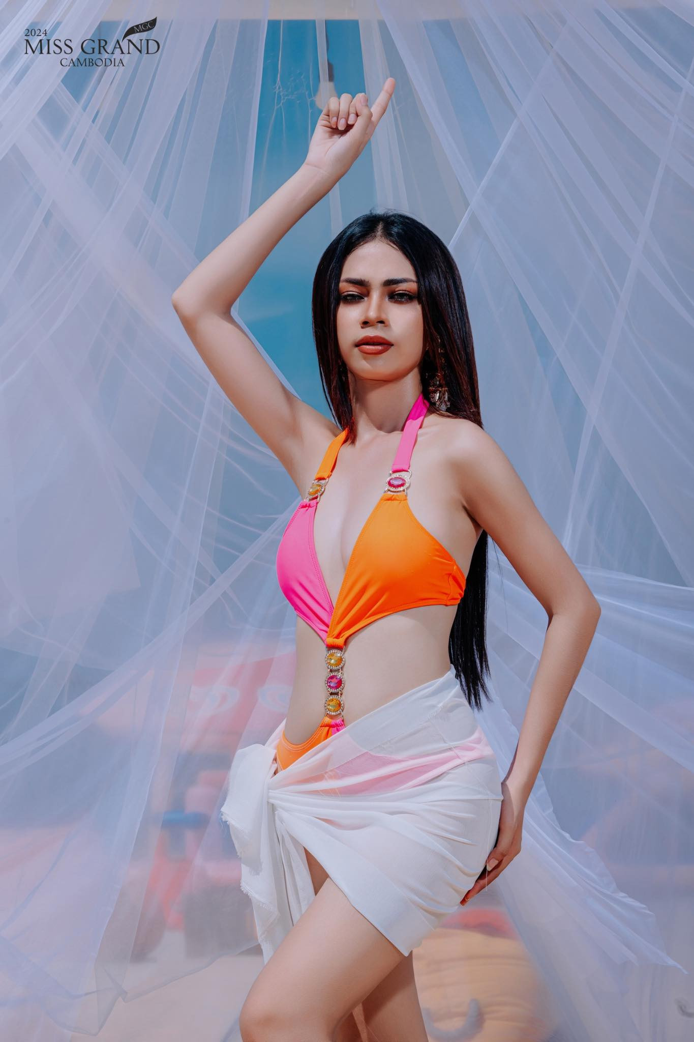 Cuộc thi năm nay có sự tham gia của 28 thí sinh đại diện cho các tỉnh, thành. Trong vòng thi áo tắm, các người đẹp diện thiết kế 2 mảnh màu sắc rực rỡ.