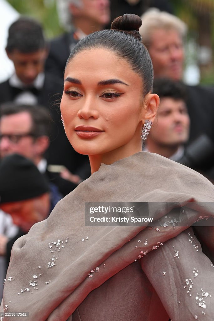 Người đẹp chọn một thiết kế lạ mắt cho lần xuất hiện này của mình. Cô mặc bộ váy lệch vai tông màu ghi.