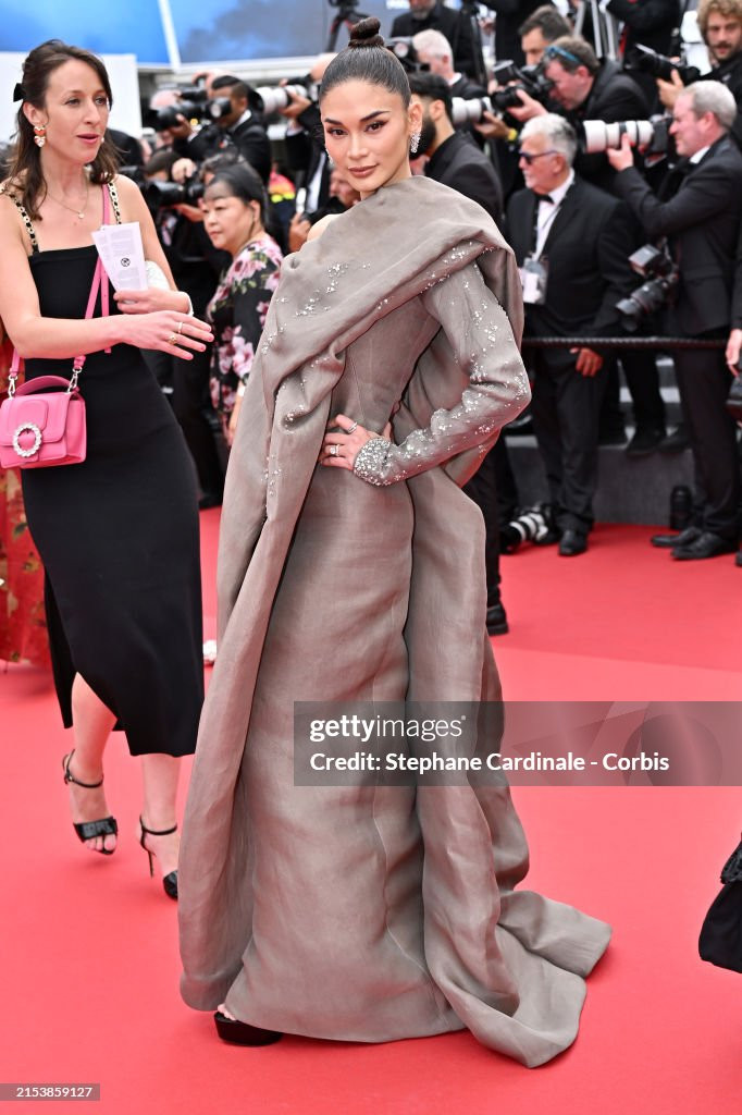 Pia tự tin khoe thần thái kiêu sa trên thảm đỏ. Người đẹp thu hút sự chú ý của ống kính.