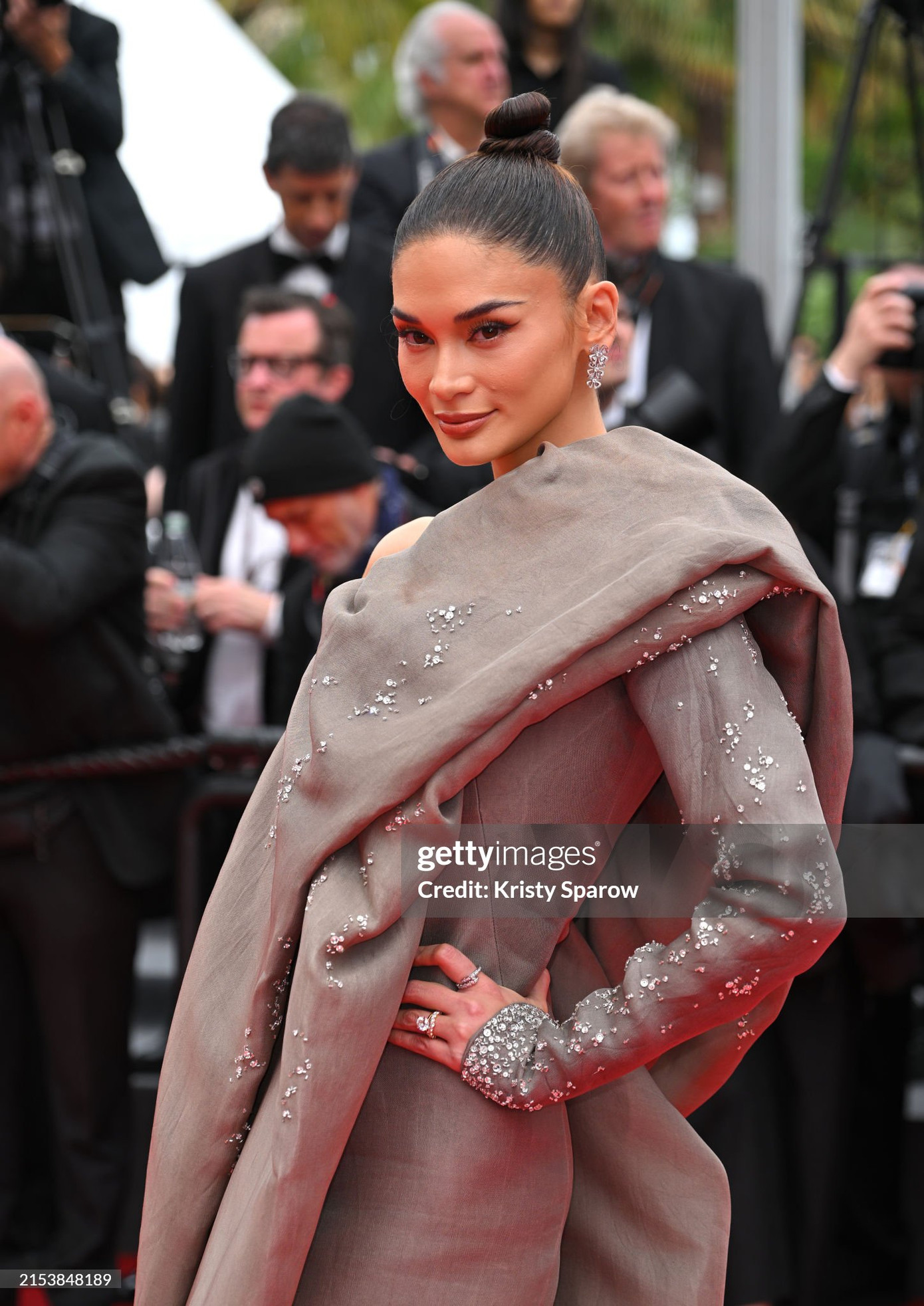 Tuy nhiên cũng có ý kiến cho rằng thiết kế quá rườm rà, không tôn được vóc dáng của người đẹp.