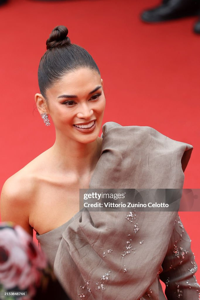 Người đẹp chọn một thiết kế lạ mắt cho lần xuất hiện này của mình. Cô mặc bộ váy lệch vai tông màu ghi.