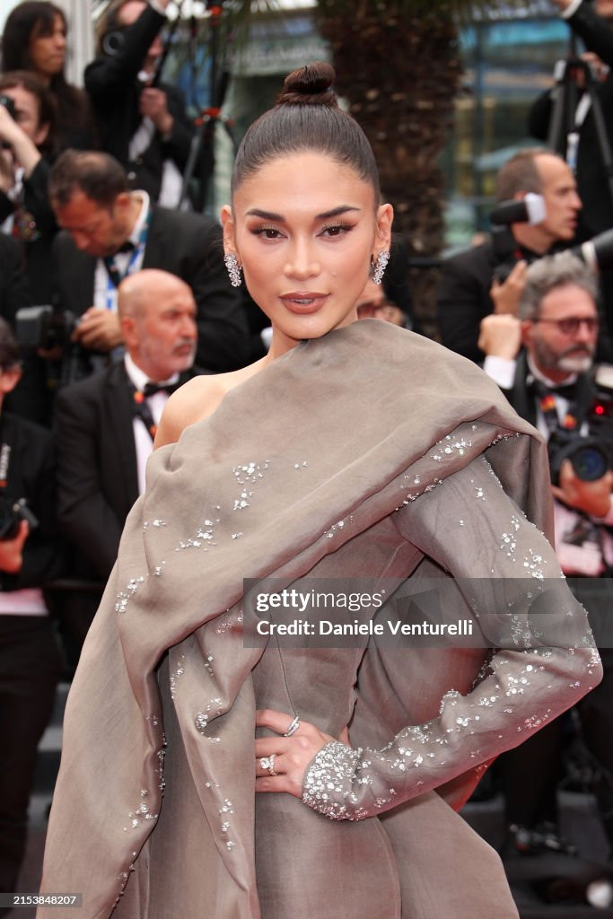 Tuy nhiên cũng có ý kiến cho rằng thiết kế quá rườm rà, không tôn được vóc dáng của người đẹp.