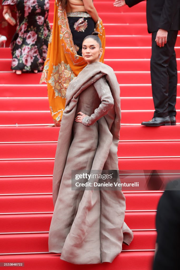 Tuy nhiên, có nhiều ý kiến trái chiều về bộ váy của Pia Wurtzbach. Nhiều người khen ngợi đây là thiết kế thanh lịch nhưng độc đáo và có sự khác biệt so với nhiều bộ váy nhàm chán khác trên thảm đỏ Cannes.