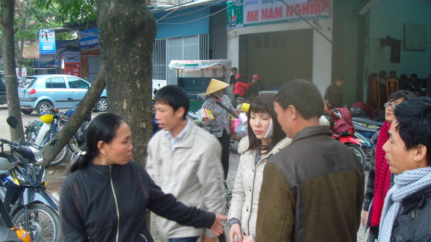 Chiều 17-12, Giang lên xe đi Hà Nội chữa trị vết thương. Ảnh: Quang Long