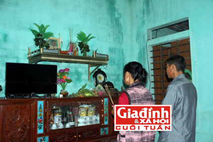 Ngày trở về, bà Nhân đau đớn khi hay tin chồng mình đã ra đi. Ảnh T.G