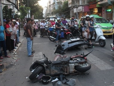 Vụ tai nạn do PGĐ ở VH-TT&DL TP.HCM gây ra chiều 30/3 làm nhiều người đi đường ở trung tâm Sài Gòn 1 phen hoảng sợ