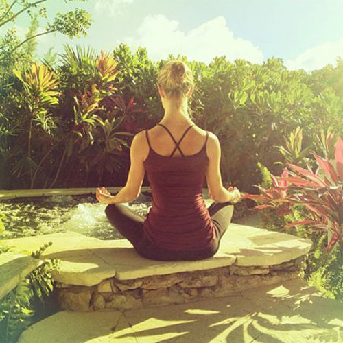 Rosie Huntington-Whiteley thường tìm đến các khoảng sân rộng trong vườn để ngồi thiền. Đây là cách giúp cơ thể cô khỏe mạnh từ trong ra ngoài