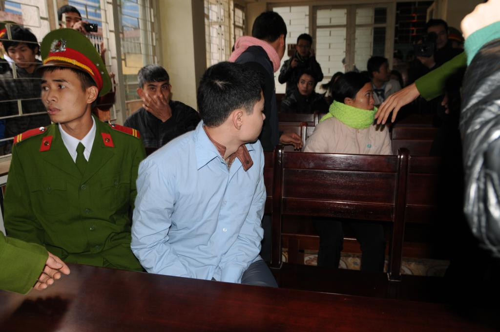 Luyện quay ngang dọc, quan sát người đến dự phiên xét xử. Luyện quay ngang dọc, quan sát người đến dự phiên xét xử