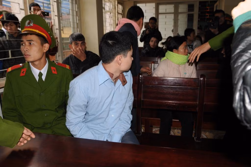 Luyện quay ngang dọc, quan sát người đến dự phiên xét xử