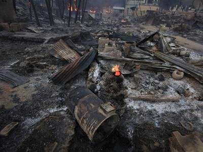 Nhiều ngôi nhà ở Meiktila bị thiêu rụi ngày 21/3. Ảnh: Soe Zeya Tun