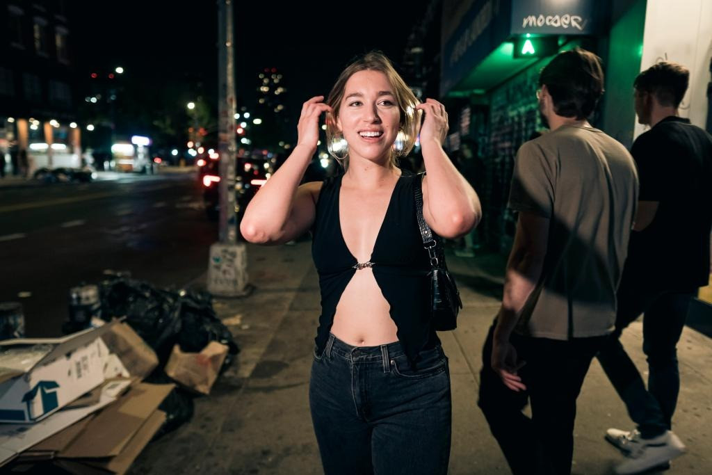 Sophie Van Riet (23 tuổi) mặc áo không tay của I Am Gia dự tiệc sinh nhật bạn. "Chúng ta đang sống trong một thời đại mà có nhiều sự ủng hộ tích cực xung quanh việc mọi người cảm thấy thoải mái với làn da của chính họ! Tôi nghĩ điều đó được phản ánh trong thời trang", cô nói. Ảnh: Stefano Giovannini.