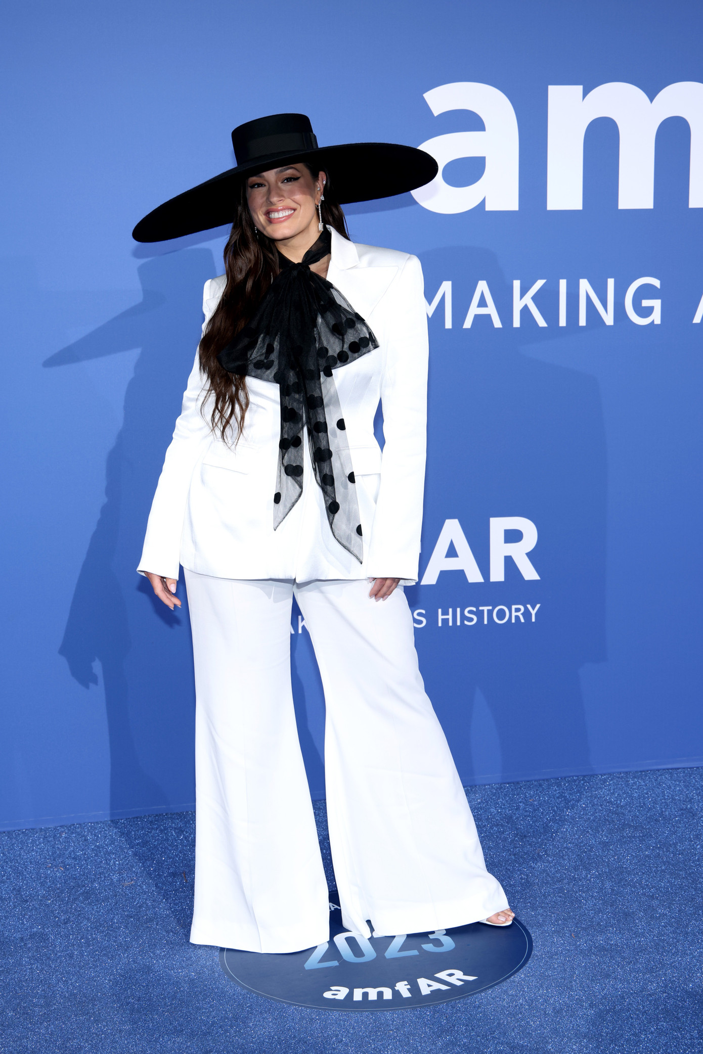 Giữa dàn mỹ nhân hở bạo, siêu mẫu ngoại cỡ Ashley Graham lựa chọn phong cách kín đáo với set đồ trắng của Nina Ricci. Ảnh: Getty Images.