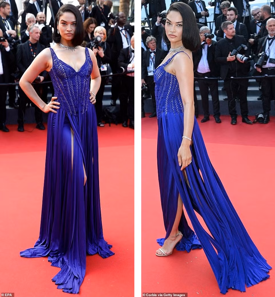 Người mẫu Australia Shanina Shaik tạo dáng trong chiếc váy Couture Nicolas Jebran SS23 màu xanh hoàng gia. Ảnh: EPA/Getty Images.