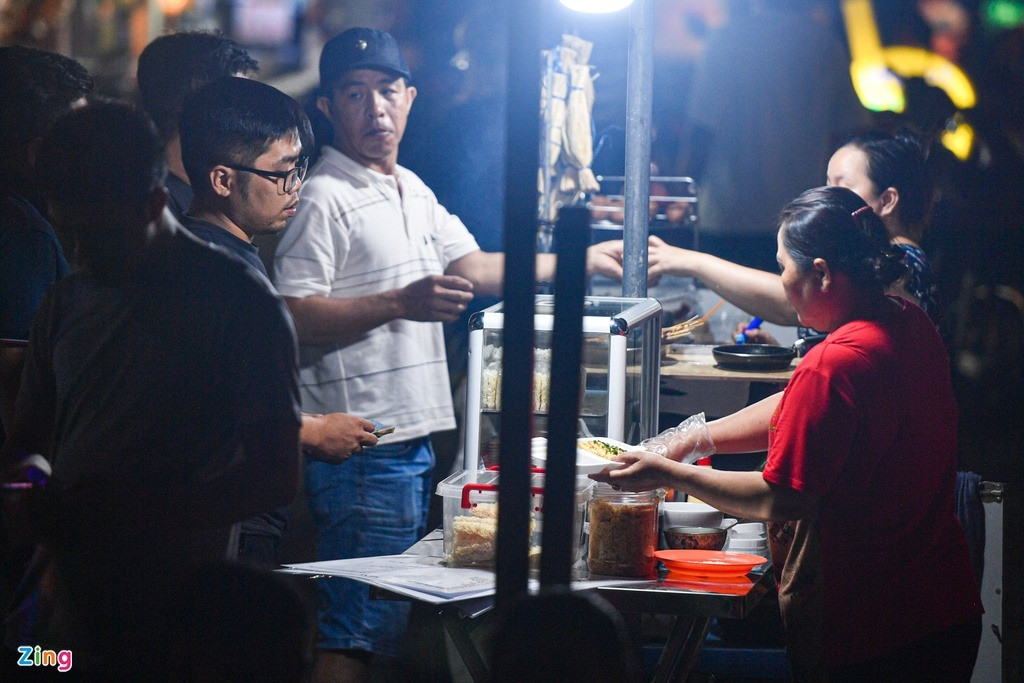 Quanh khu vực này cũng có nhiều hàng quán ăn vặt với đủ các món như bánh mì, cá viên chiên, gỏi, bánh tráng nướng... Một chủ quán tại đây cho biết giờ đông khách nhất là khoảng 20-22h.