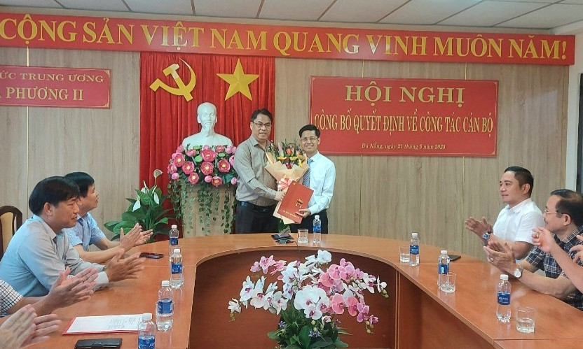 Đồng chí Phan Thăng An trao Quyết định và chúc mừng tân Phó Vụ trưởng Vụ Địa phương II Lê Hữu Vinh. Ảnh: Báo Chính phủ. Đồng chí Phan Thăng An trao Quyết định và chúc mừng tân Phó Vụ trưởng Vụ Địa phương II Lê Hữu Vinh. Ảnh: Báo Chính phủ.