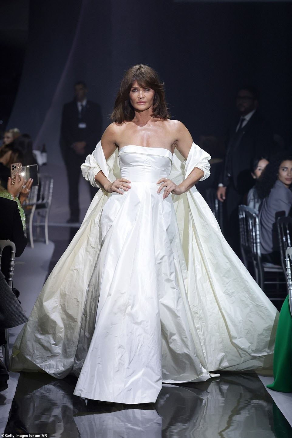 Bà thống trị sàn catwalk trong show thời trang của sự kiện với chiếc váy quây và áo choàng trắng bồng bềnh. Ảnh: Getty Images.