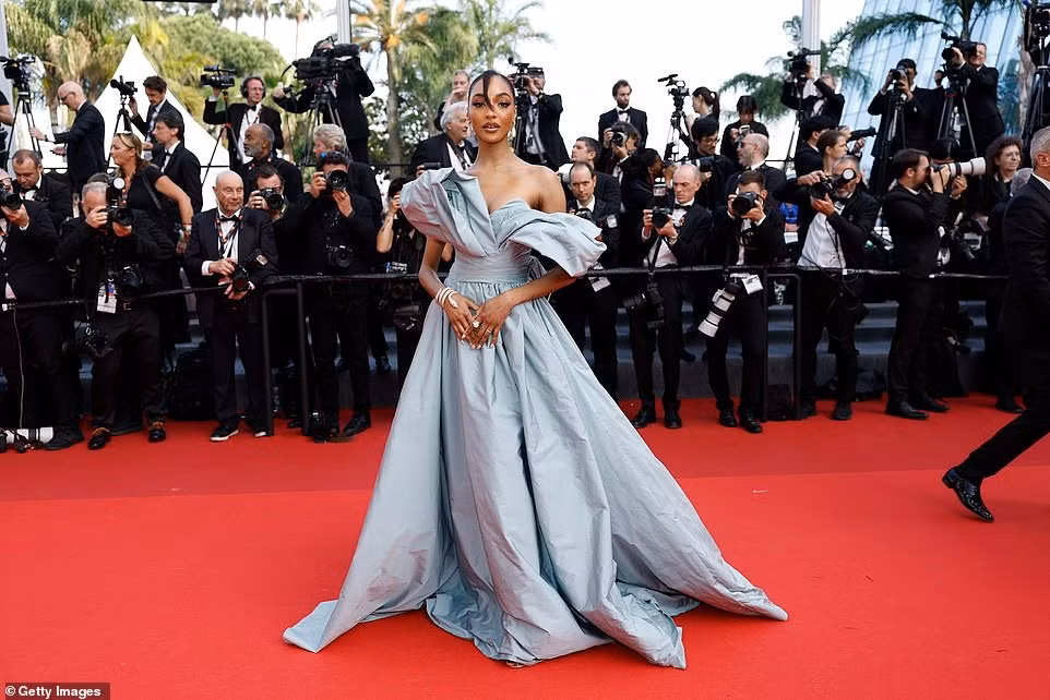Jourdan Dunn mặc đầm công chúa trễ một bên vai. Ảnh: Getty Images.