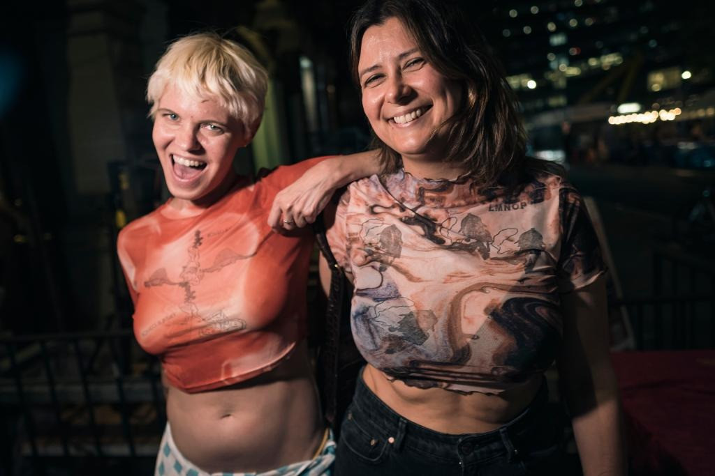 Sarah Swinwood (41 tuổi) và Lesya Nak đều cảm thấy thoải mái với việc để lộ cơ thể trong những chiếc áo mỏng tang. Ảnh: Stefano Giovannini.