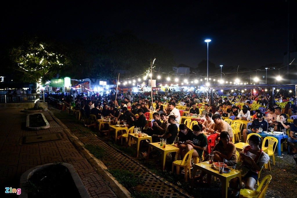 Khu ăn vặt này thu hút rất nhiều bạn trẻ bởi không gian thoáng đãng, mát mẻ và có thể chụp hình sống ảo với view tòa nhà Landmark 81 phía bên kia sông.