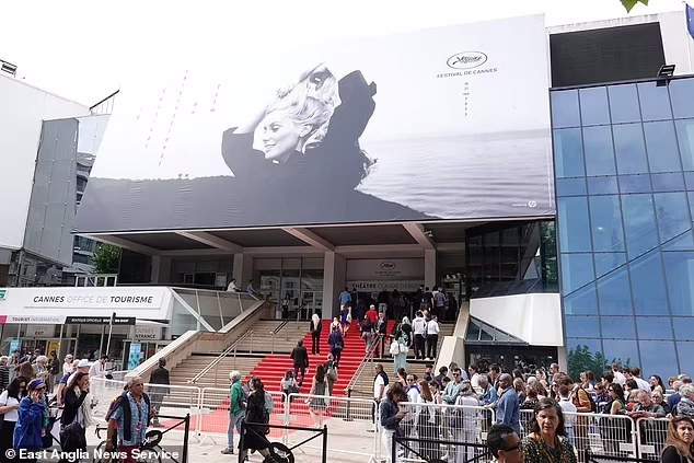 Liên hoan phim Cannes danh giá không chỉ là nơi tôn vinh điện ảnh, mà còn là cơ hội cho dịch vụ người lớn nở rộ. Ảnh: EANS.