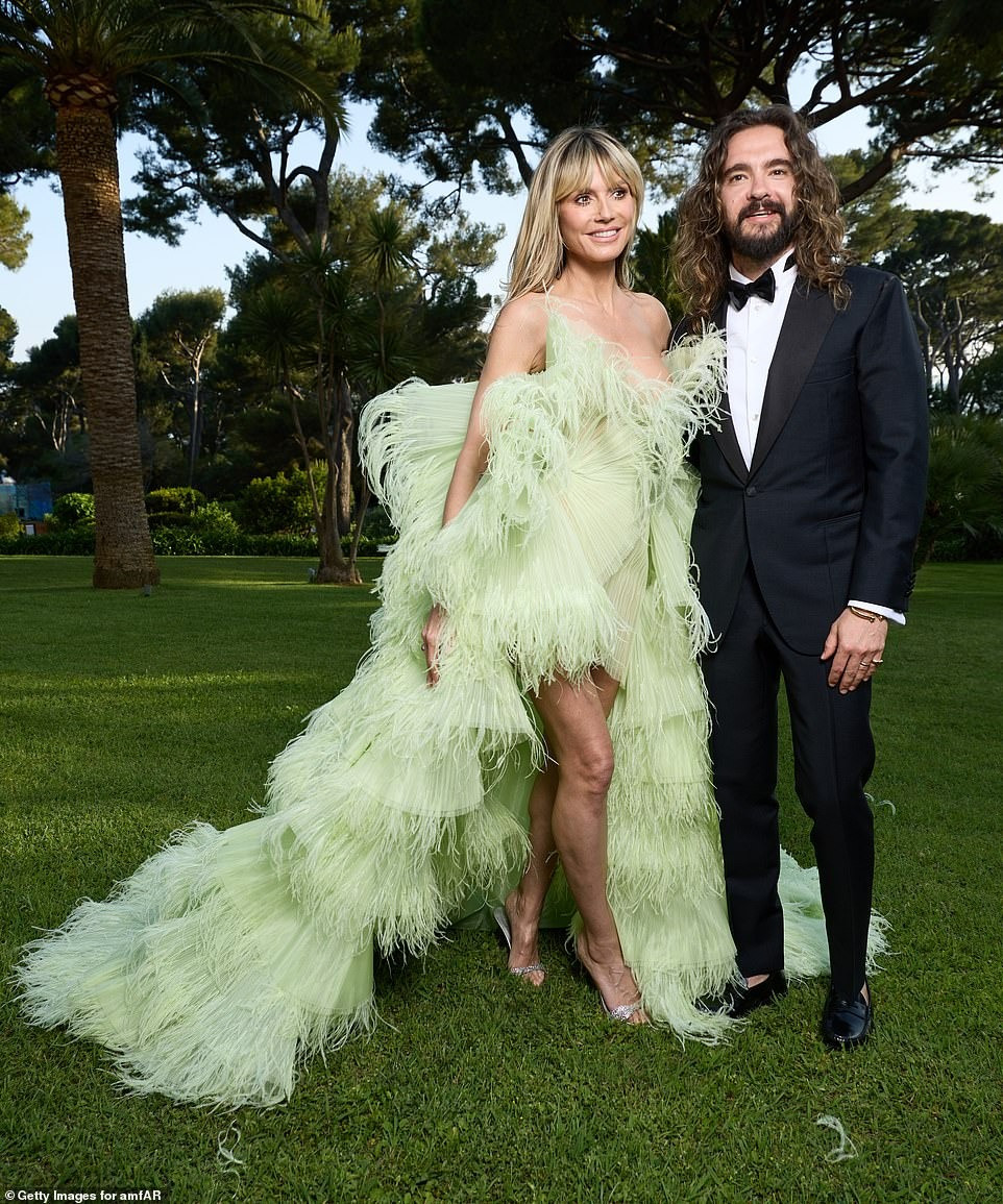 Sau sự cố hớ hênh một ngày trước đó trên thảm đỏ LHP Cannes 2023, Heidi Klum tiếp tục trở thành tâm điểm chú ý với bộ cánh tua rua màu xanh lá cây. Chiếc váy khá chiếm diện tích nhưng tiết chế hơn về độ khoe da thịt. Ảnh: Getty Images.