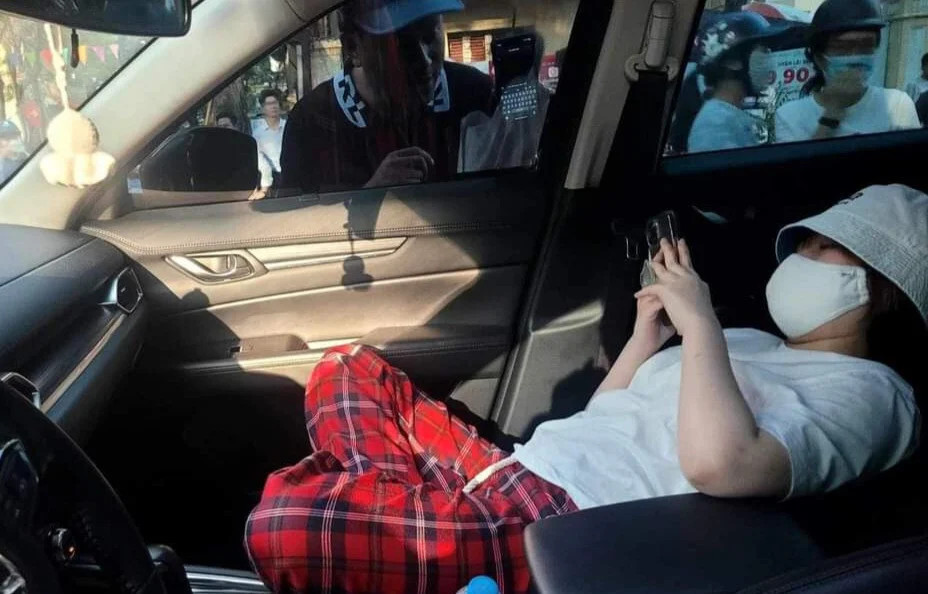 Cô gái thản nhiên nằm trong xe nghe nhạc sau khi vi phạm luật giao thông. Ảnh: VNN.