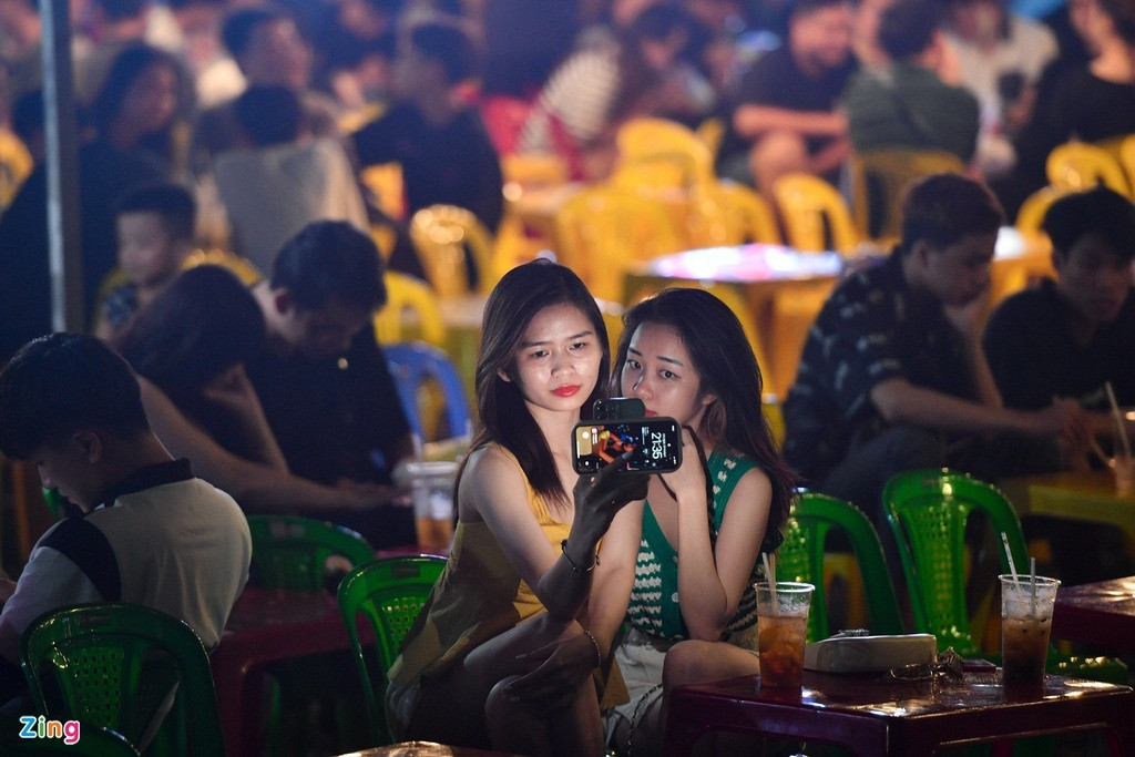 Thúy và Duyên (quận Tân Bình) đến để thử địa điểm đang "hot". Tuy nhiên, trải nghiệm không được như kỳ vọng của hai cô gái. "Thực tế không giống trên clip lắm. Mình đã từng ngồi ở nóc hầm Thủ Thiêm và thấy ở đó thoáng hơn nhiều. Ở đây bàn ghế còn kê sát nhau nên cảm giác hơi chật chội", Duyên nói.