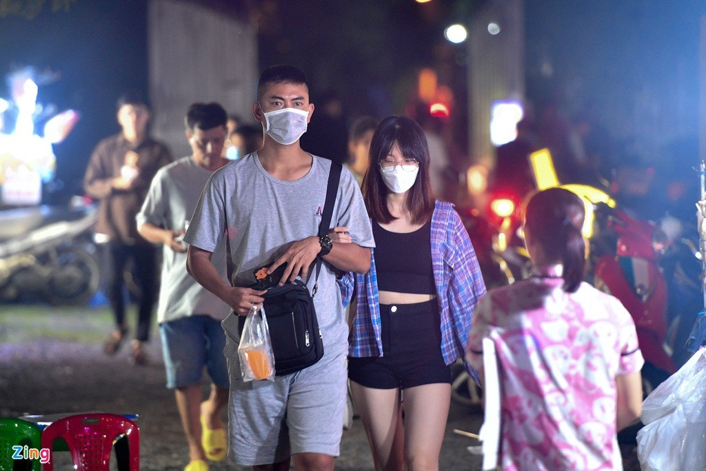 Càng về khuya, khu vực này càng trở nên đông đúc hơn. Khách vào đây bắt buộc phải gửi xe ở bãi bên ngoài rồi đi bộ vào trong.