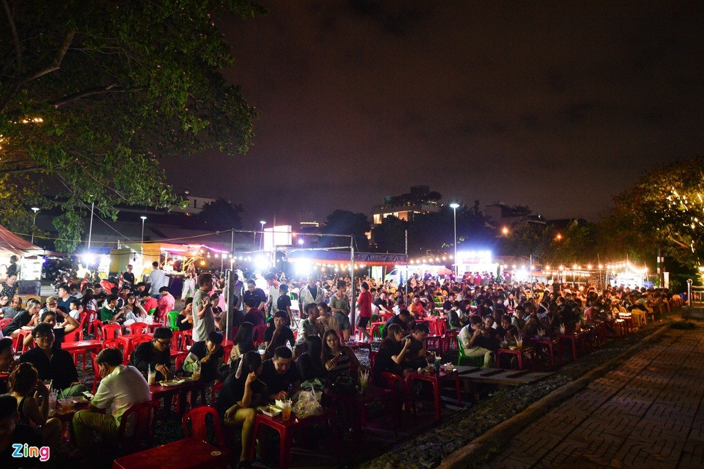 Khách đến đây đa số là cặp đôi, nhóm bạn đến để uống nước, trò chuyện và ngắm các tòa nhà cao tầng lên đèn rực rỡ và tận hưởng không khí mát mẻ buổi tối của TP.HCM.