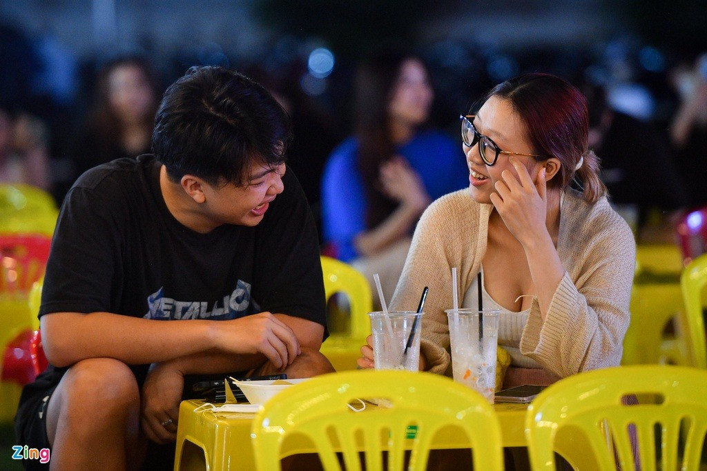 Phi và Uyên (quận Bình Thạnh) lần đầu tiên đến khu vực này và cảm thấy mọi thứ ở đây khá thoải mái. "Chúng mình cũng hay đi khám phá những địa điểm ăn vặt ven sông Sài Gòn. Ở đây mình có thể được ngắm nhìn toàn cảnh thành phố, đồ ăn, đồ uống khá ổn, giá cả không quá mắc", Uyên chia sẻ.