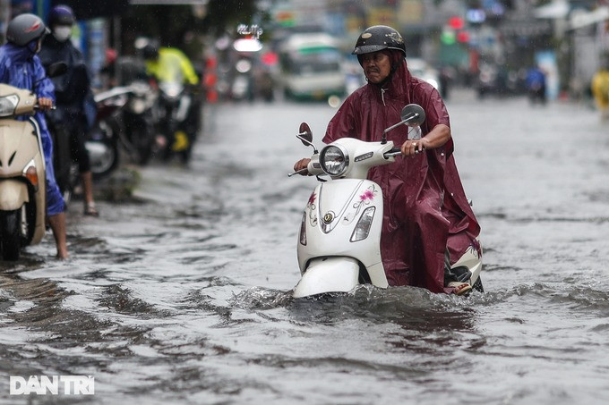 Cơn mưa lớn kéo dài chiều 27/5 gây ngập một đoạn kéo dài khoảng 500m đường Nguyễn Duy Trinh, TP Thủ Đức (Ảnh: Hải Long). Cơn mưa lớn kéo dài chiều 27/5 gây ngập một đoạn kéo dài khoảng 500m đường Nguyễn Duy Trinh, TP Thủ Đức (Ảnh: Hải Long).