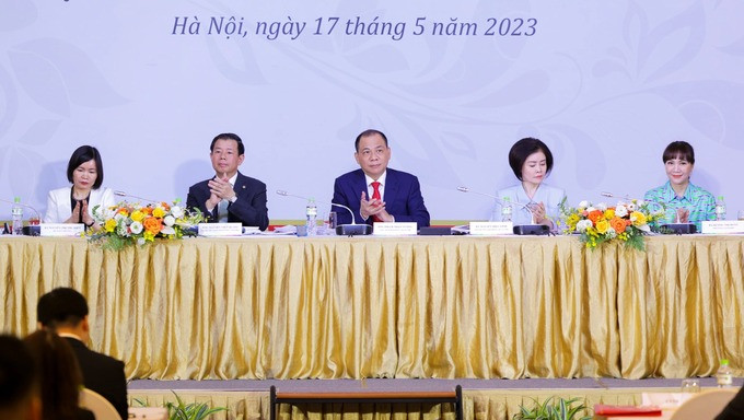 Các lãnh đạo Vingroup tại phiên họp cổ đông thường niên của công ty sáng 17/5 (Ảnh: MA). Các lãnh đạo Vingroup tại phiên họp cổ đông thường niên của công ty sáng 17/5 (Ảnh: MA).