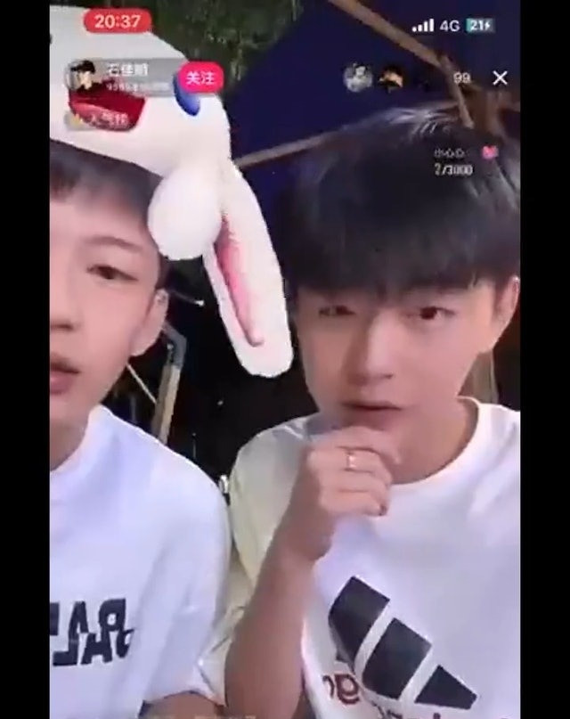 Shi và Ye tương tác với fan trước khi bị kẻ lạ mặt tấn công trên sóng livestream. Shi và Ye tương tác với fan trước khi bị kẻ lạ mặt tấn công trên sóng livestream.