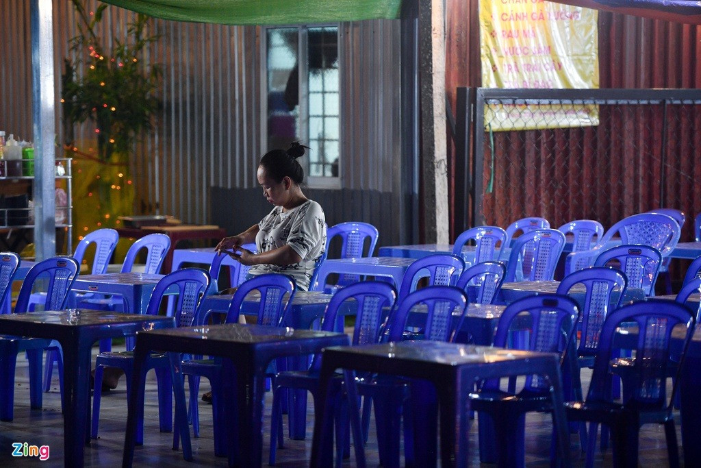 Tuy nhiên, những hàng quán này khá ế khách. Mọi người thường thích ngồi hóng mát ở những khu vực có bàn ghế ngoài trời.