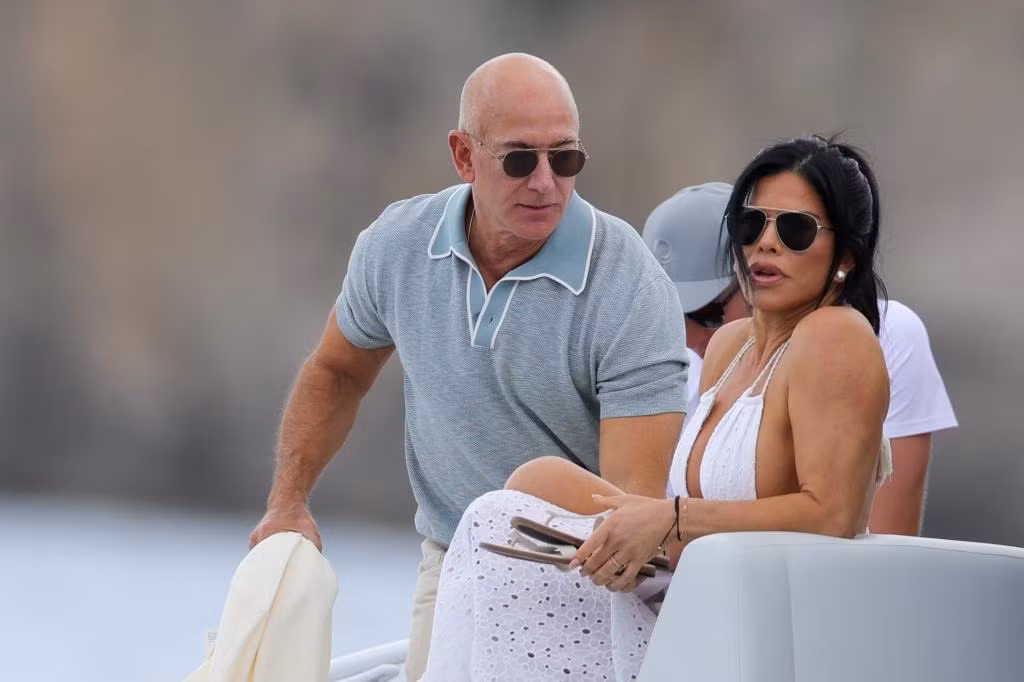 Bezos và Sanchez dành nhiều thời gian trên biển sau khi siêu du thuyền Koru hoàn thành vào tháng 3. Họ còn tổ chức những bữa tiệc toàn sao. Ảnh: SplashNews.com.