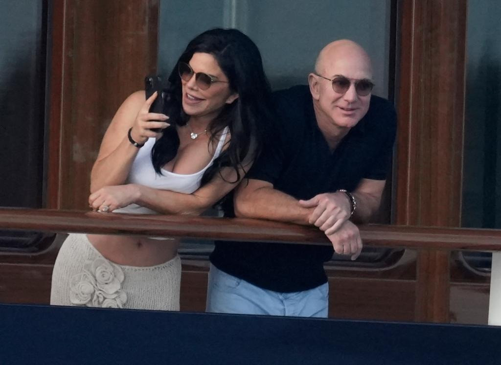 Lauren Sanchez đeo nhẫn kim cương ở ngón áp út trong khi đi nghỉ cùng Jeff Bezos trên siêu du thuyền. Ảnh: SplashNews.com.
