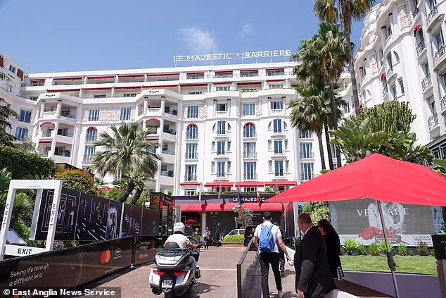 Các cô gái "bán hoa" tìm kiếm khách hàng ở những khách sạn sang trọng như Le Majestic. Ảnh: EANS.