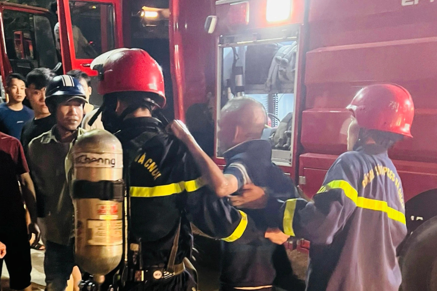 Cảnh sát PCCC giải cứu người đàn ông khỏi ngôi nhà đang cháy. Ảnh: Dân trí. Cảnh sát PCCC giải cứu người đàn ông khỏi ngôi nhà đang cháy. Ảnh: Dân trí.