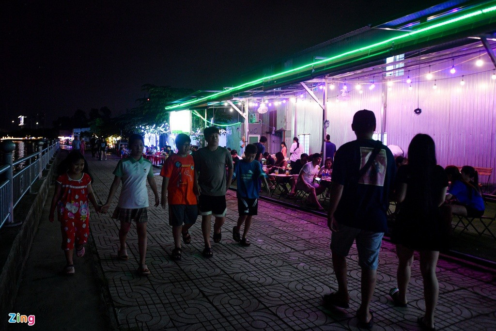 Trải dài khoảng 100 m dọc bờ sông còn có thêm nhiều hàng quán khác. Giá đồ uống ở đây dao động 20.000-30.000 đồng.