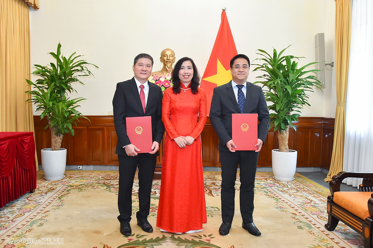 Thứ trưởng Ngoại giao Lê Thị Thu Hằng trao quyết định cho các cán bộ được bổ nhiệm. Ảnh: Báo Chính phủ.