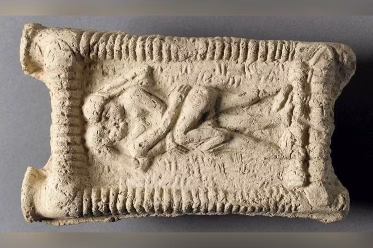 Mô hình đất sét từ thời Babylon, khoảng năm 1800 trước Công nguyên, cho thấy một cặp đôi khỏa thân trên chiếc ghế dài. Ảnh: SWNS.