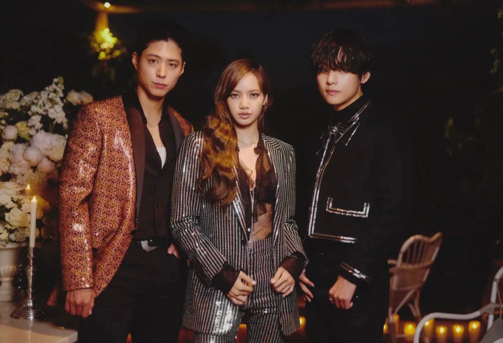 Bộ ba góp mặt với tư cách đại sứ thương hiệu của CELINE. Tháng 6/2022, họ xuất hiện công khai cùng nhau lần đầu tiên tại một show diễn của nhà mốt Pháp ở Paris. Tháng 4, họ hội ngộ trong sự kiện nhãn hàng ở Hàn Quốc. Ảnh: Twitter.