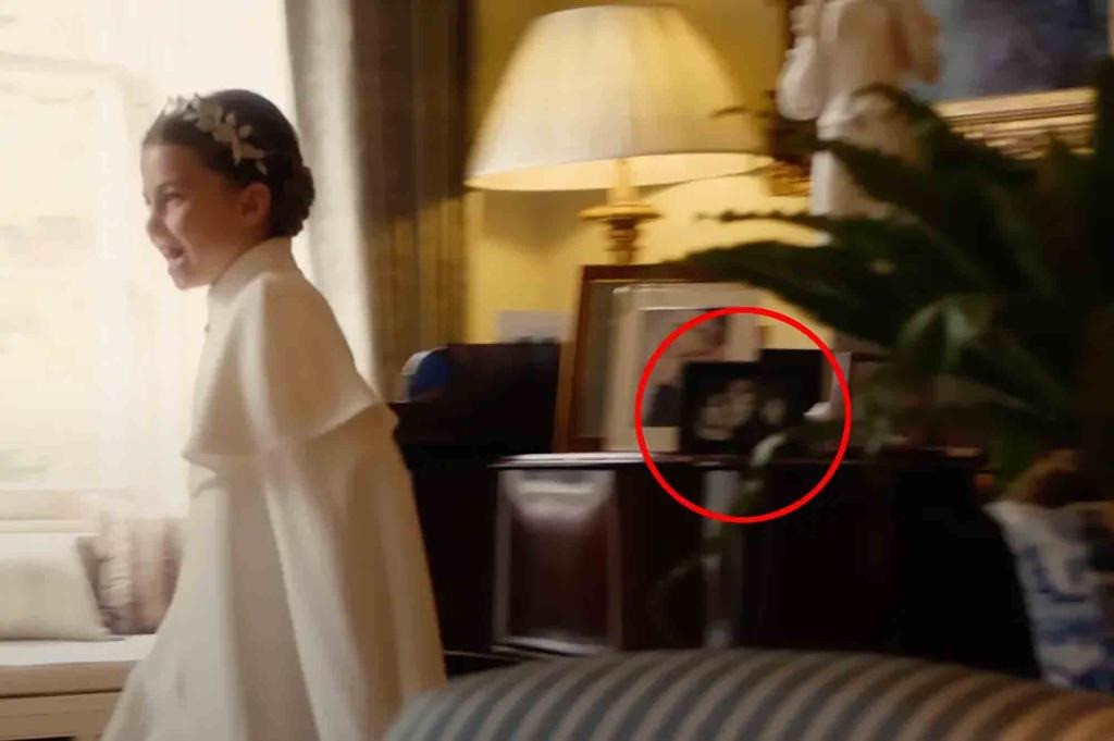 Hoàng tử William vẫn để ảnh có mặt em trai trong phòng khách gia đình. Ảnh cắt từ clip.