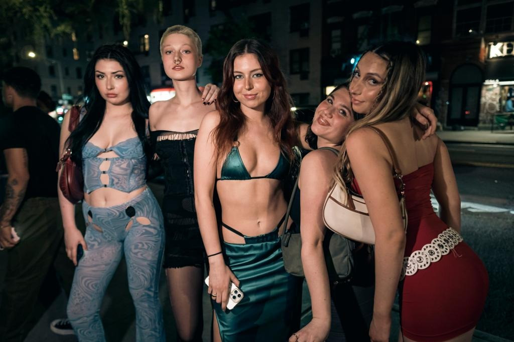 Phelix Schneider và nhóm bạn mặc trang phục hở bạo đi chơi đêm. Ảnh: Stefano Giovannini.