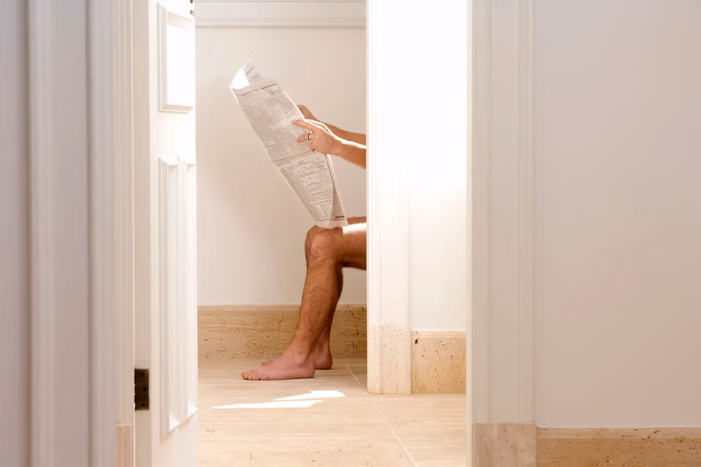 Nhiều người vẫn định kiến đàn ông đi tiểu ngồi không nam tính. Ảnh: Getty Images.