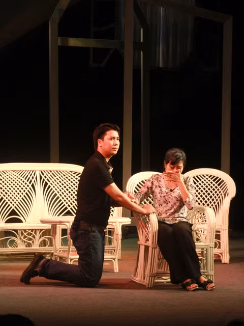 Nước mắt của người mẹ đã rơi khi phát hiện ra giới tình của đứa con trai độc nhất