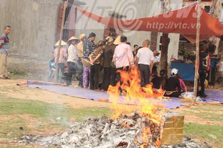 Hóa vàng sau khi cúng 